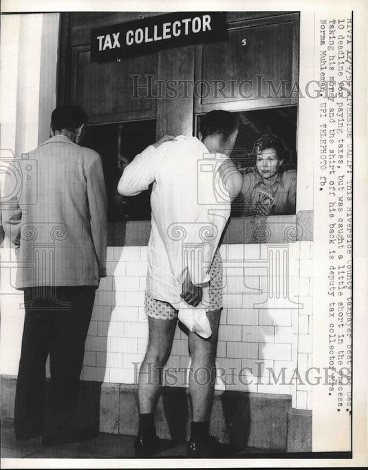1959 Press Photo Riverside, Ca. tax collector Mrs N Muhlman & a taxpayer - Historic Images