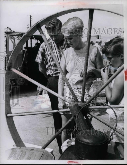 1969 Press Photo Glenn Scholle & his wife Marlene & daughter Jane - nea74181 - Historic Images