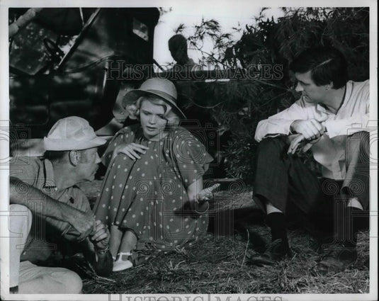 1969 Press Photo Director Richard Quine discusses scene of "The Moonshine War" - Historic Images