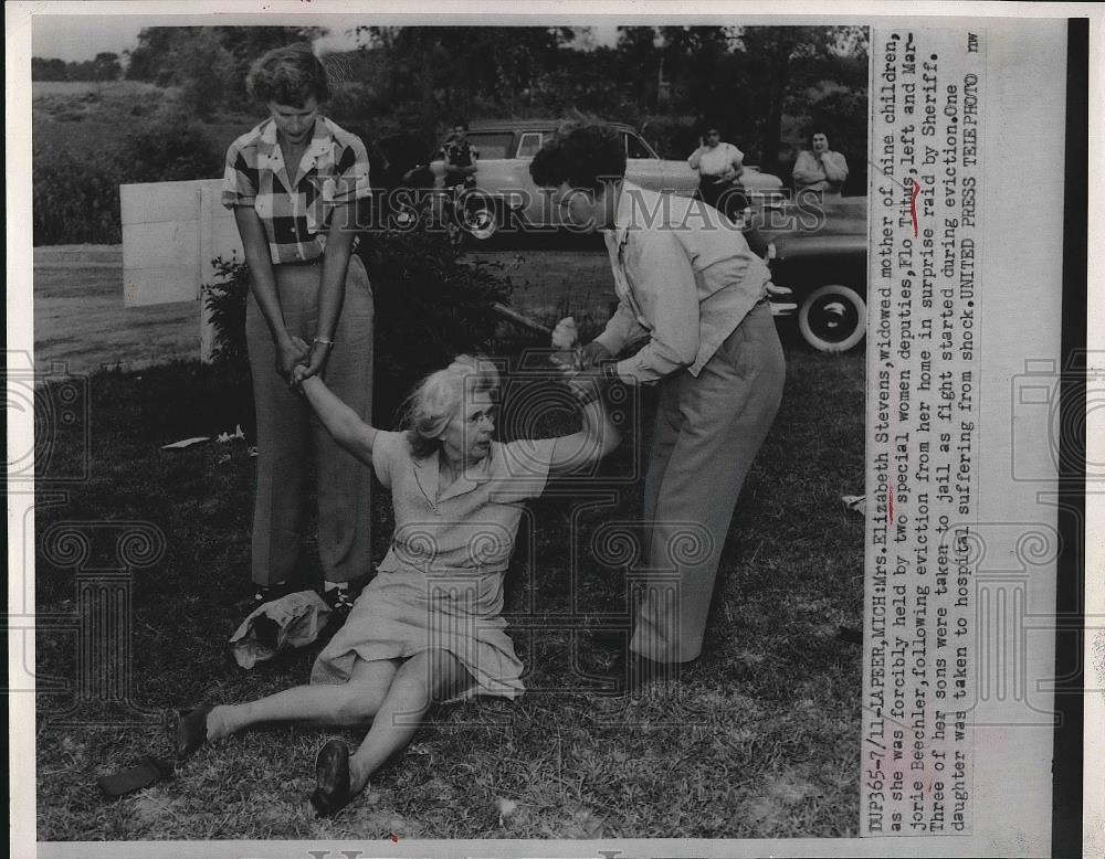 1952 Press Photo Widowed Mother Elizabeth Stevens Held by Deputies for Eviction - Historic Images