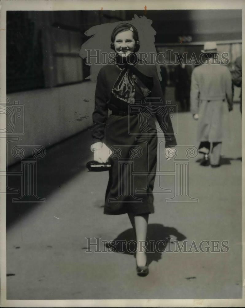 1932 Press Photo Natalie Hess during a stroll on Park Avenue, N. Y. - nea70857 - Historic Images