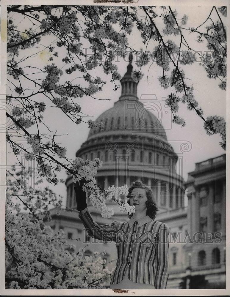 1939 Press Photo Washington D.C. Woman Pledges Allegiance To Flag - nea94564 - Historic Images