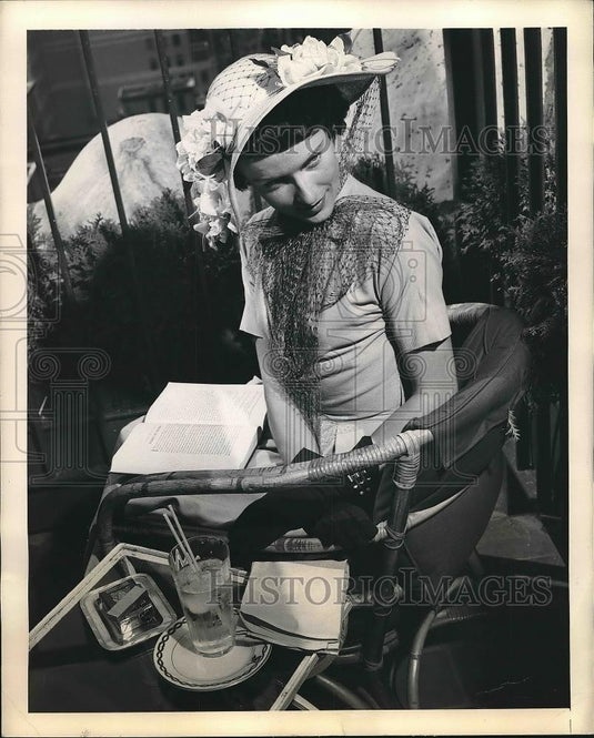 1949 Press Photo Model Wears Sally Victgor Pink Flowered Bonnet - Historic Images
