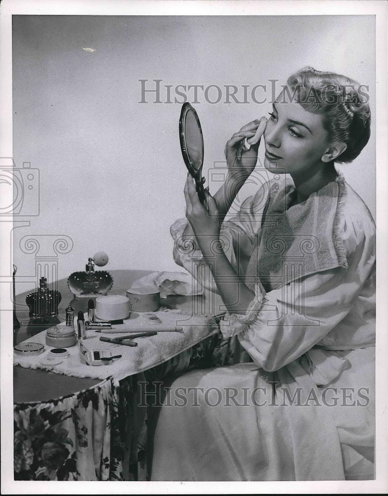 1950 Press Photo Woman Applies Make Up Using Mirror And Dressing Table - Historic Images