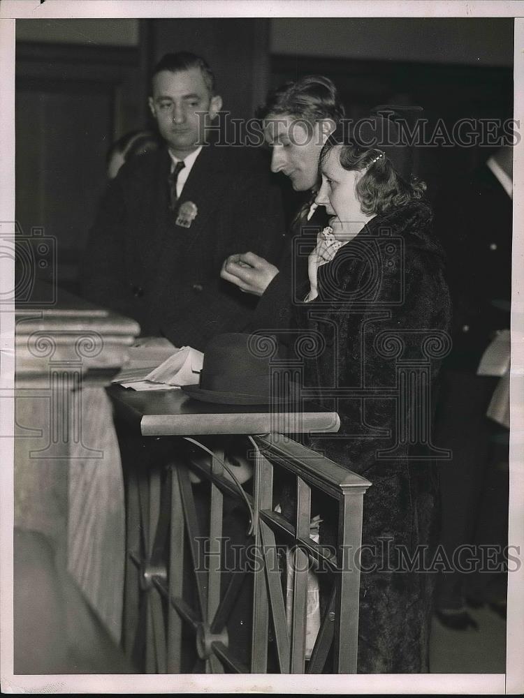 1937 Press Photo Betty Schmidt, Chester Dobies at court for child abandonment - Historic Images