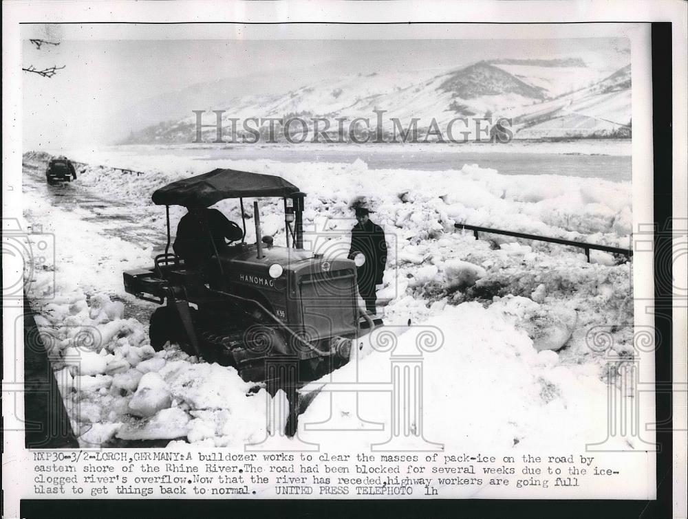 1956 Press Photo A bulldozer works to clear the masses of pack ice on the road - Historic Images
