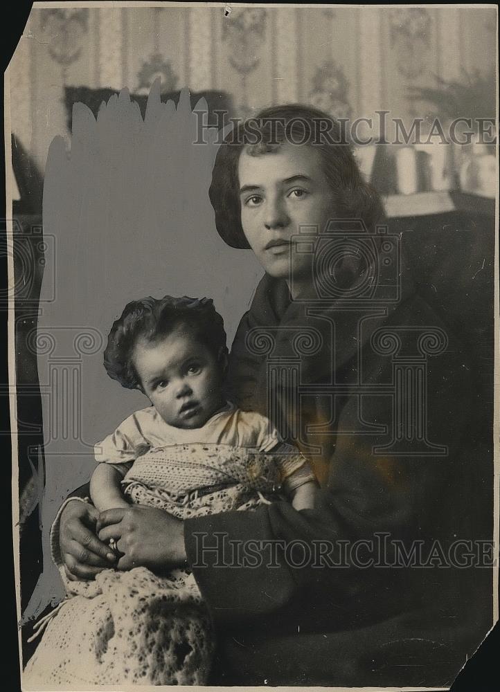 1924 Press Photo Mrs Richard Lambarth of London, England &amp; her baby - nea83262 - Historic Images
