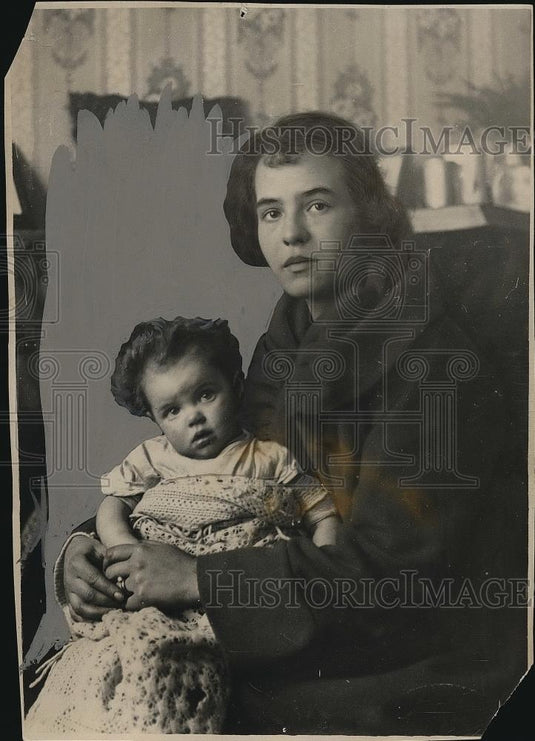 1924 Press Photo Mrs Richard Lambarth of London, England & her baby - nea83262 - Historic Images