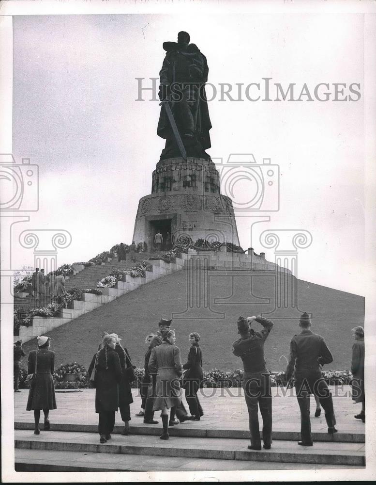 1952 Press Photo Soviet War Memorial at Treptow - Historic Images