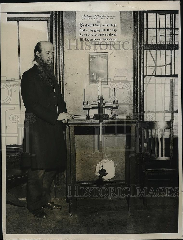 1931 Press Photo W. Lalthrop Meaker in his quarters at the house of thrills - Historic Images