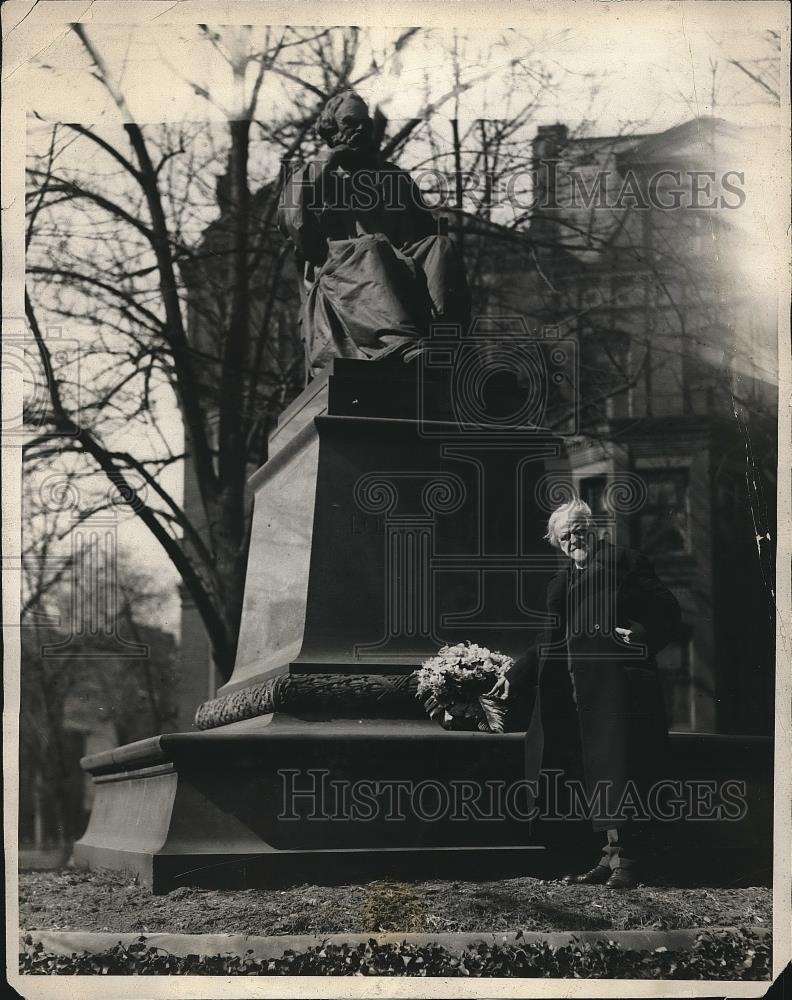 1926 Press Photo Edwin Markham, Poet at Statue of Longfellow, Washington, D.C. - Historic Images