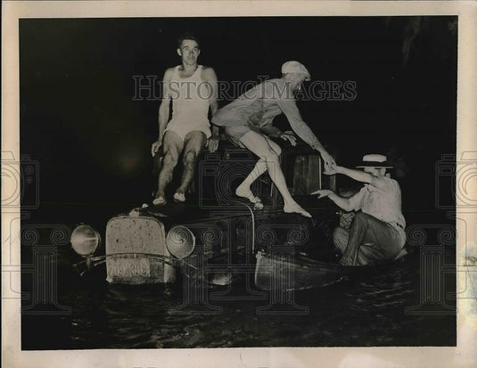 1940 Press Photo Anthony Nunez & Leon Nunez On Top Of Truck After Earthquake - Historic Images