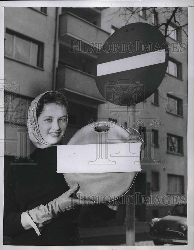 1958 Press Photo Helga Weising at Offenbach, Germany leather fair - nea88721 - Historic Images
