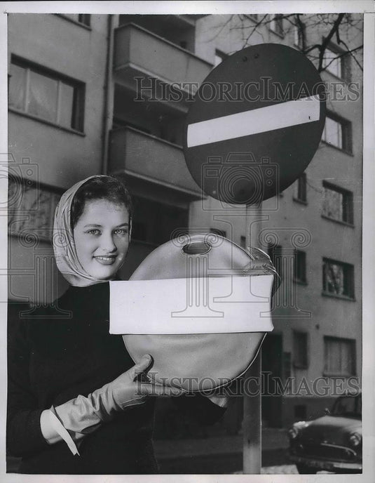 1958 Press Photo Helga Weising at Offenbach, Germany leather fair - nea88721 - Historic Images