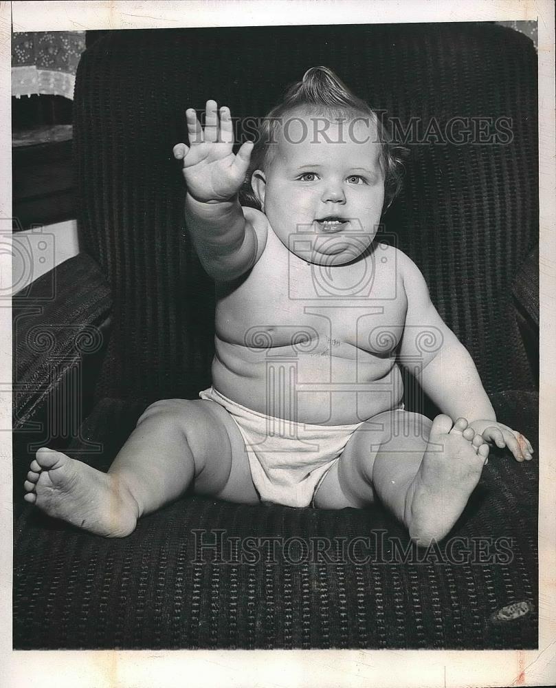 1946 Press Photo hefty 1 year old Shirley Ann Haskin, weighs 37 pounds - Historic Images