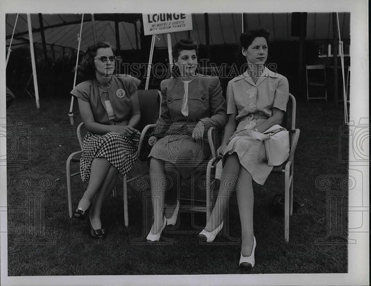Press Photo Contestant's Wives - nea92358 - Historic Images