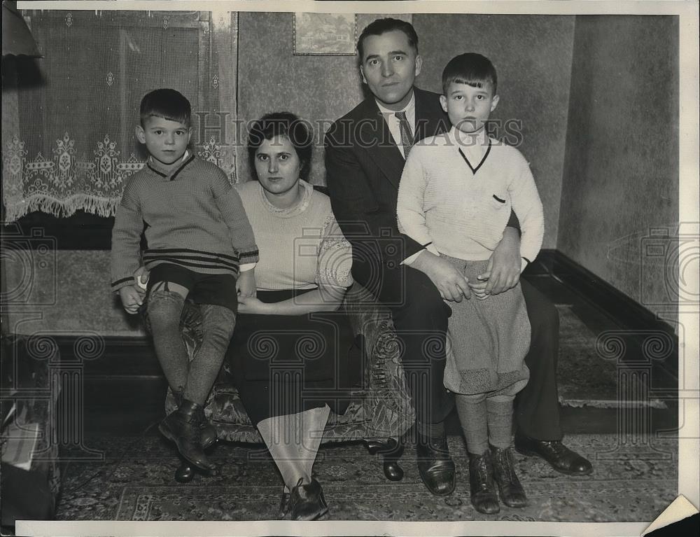 1933 Press Photo Mrs. Margit Loser,Ferenoz Losee With Henry &amp; Frank - nea83813 - Historic Images