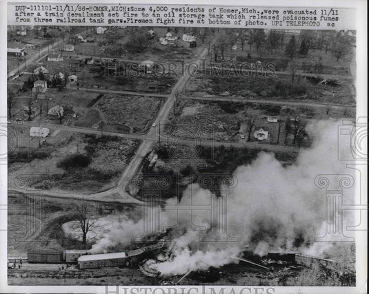 1966 Press Photo 4000 Residents Of Homer, MI Evacuated After Train Derailment - Historic Images