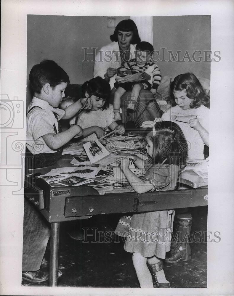1951 Press Photo Vanderbilt Clinic, Christmas Cards to United Cerebral Palsy - Historic Images