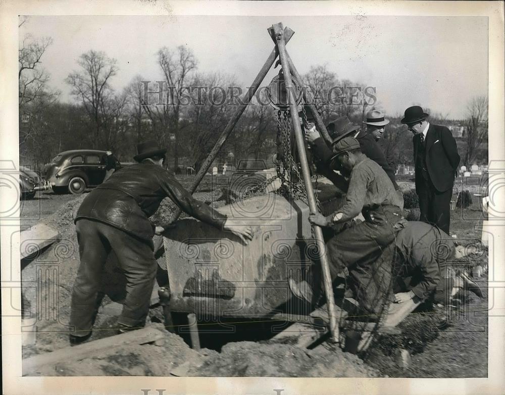 1939 Press Photo Workmen exhuming the body of Peter Stea - nea84543 - Historic Images