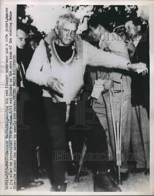 1952 Press Photo Publisher Bernarr MacFadden Shown After Parachuting From Plane - Historic Images