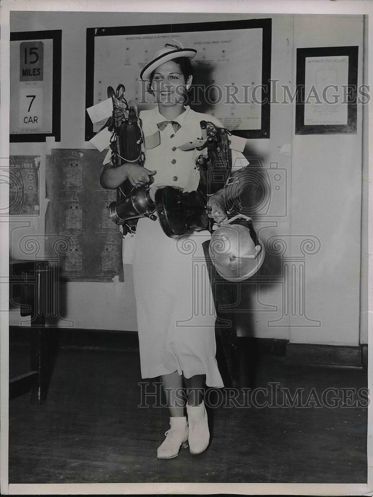 1936 Press Photo Laura Garlowith During Subway Auctions In New York - nea94482 - Historic Images