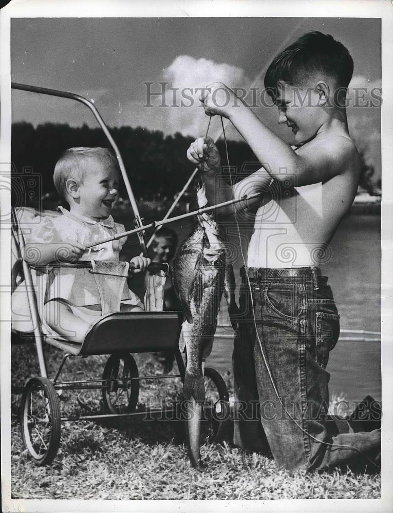 1960 Press Photo Lynn Roberts Shows Sister Sheila String Of Fish He Caught - Historic Images