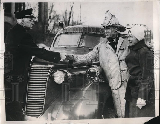 1947 Press Photo Del Lamb Olympic Ice Skating dismissed his job as a firemen. - Historic Images