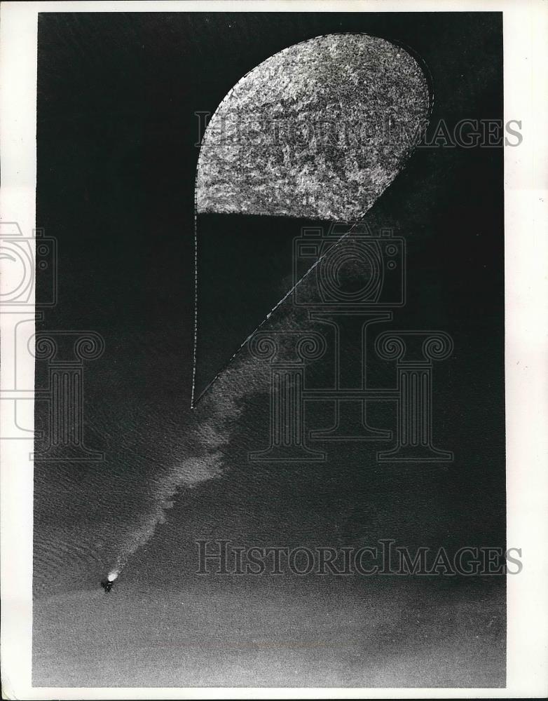 1971 Press Photo Parachute floating down to earth - nea89647 - Historic Images