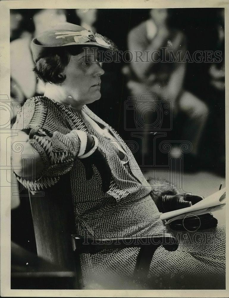 1934 Press Photo A woman waits passionately in her business attire. - Historic Images