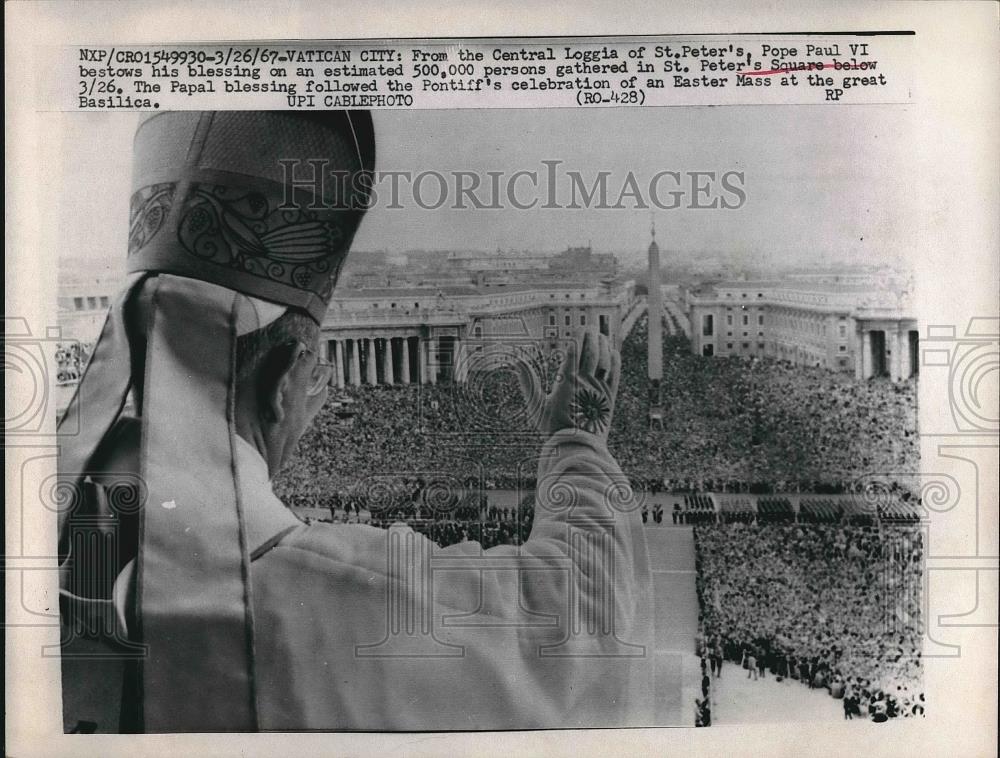 1967 Press Photo Pope Paul VI gives blessing at St Peter&#39;s Square - nea90609 - Historic Images