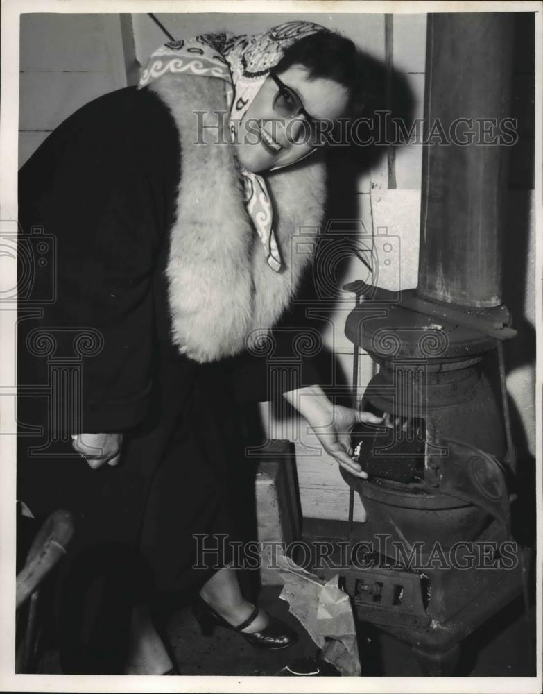 1954 Press Photo Agnes Kujaski Shows Off Her Wood Burning Fireplace - Historic Images