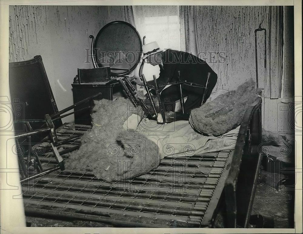 1933 Press Photo Wreckage of a rooming house by a evicted woman in NYC - Historic Images