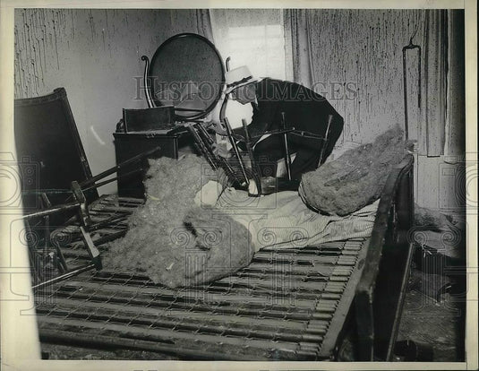 1933 Press Photo Wreckage of a rooming house by a evicted woman in NYC - Historic Images