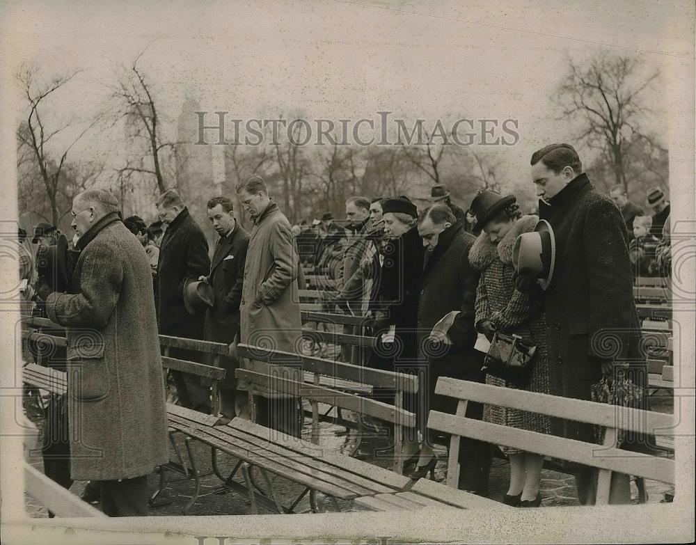1939 Press Photo NYC Mayor LaGuardia &amp; others at dawn services - nea79030 - Historic Images