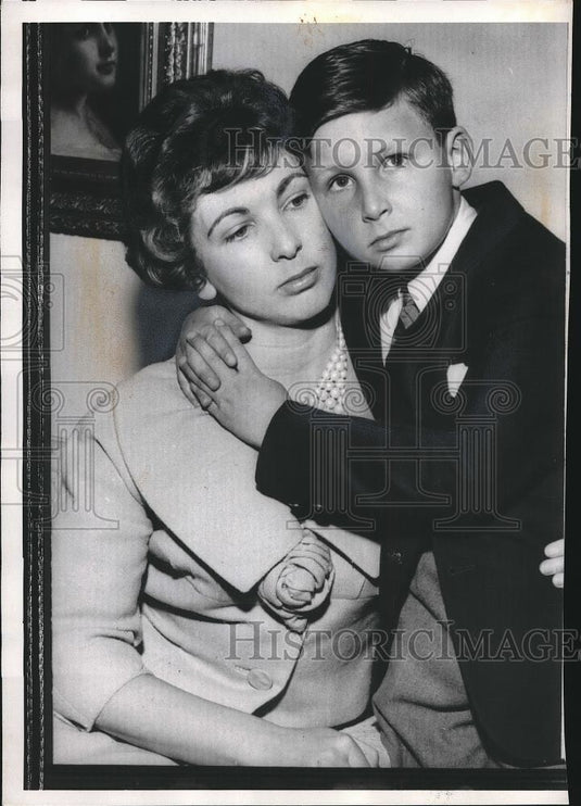 1959 Press Photo Marion Rothstein Waiting for News of Son Francis with Gerald - Historic Images