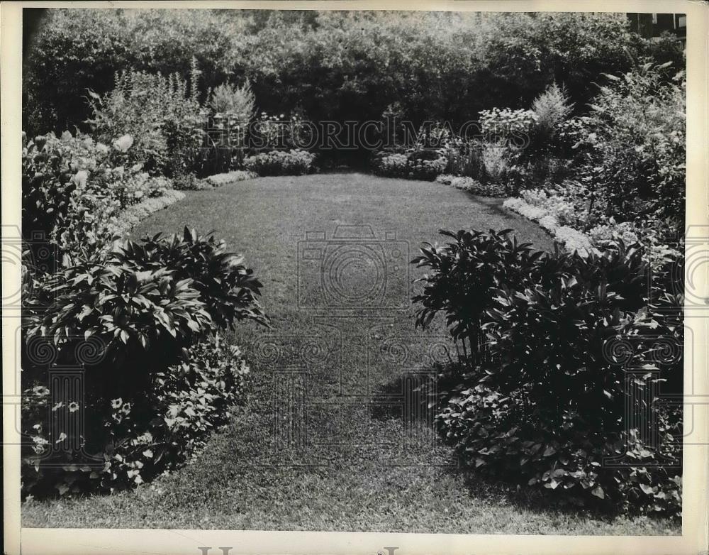 1940 Press Photo View Of Lawn & Garden In Yard - nea84706 - Historic Images