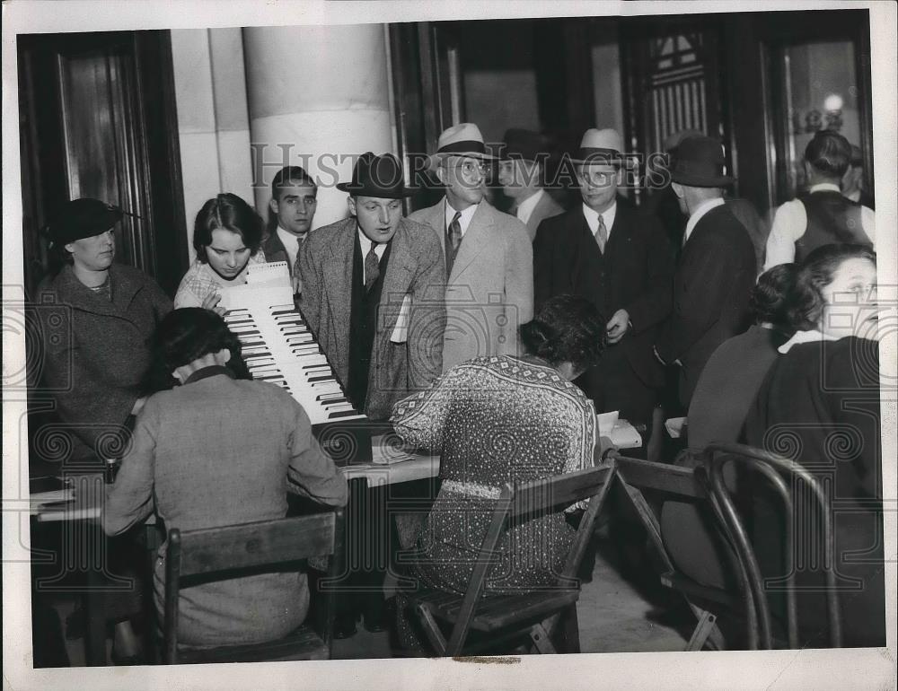 1934 Press Photo Ohio voters register a polling place - nea89479 - Historic Images