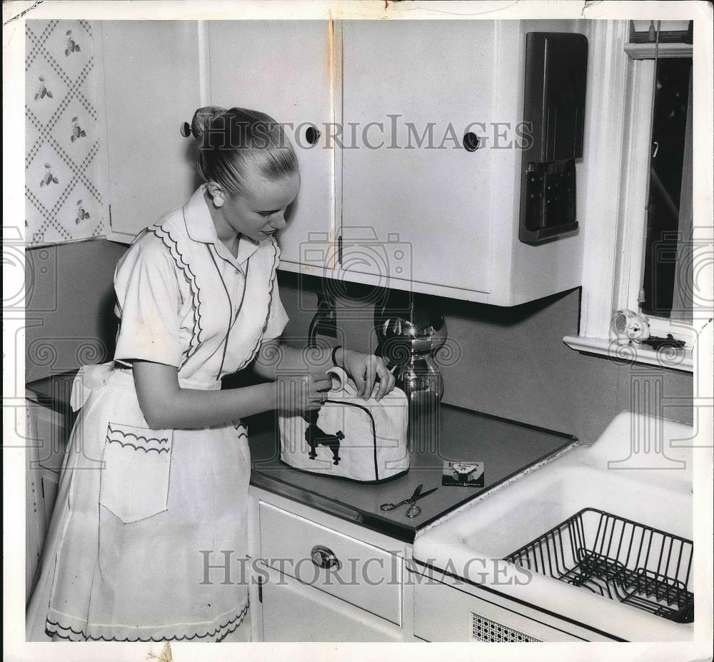 1961 Press Photo A woman working in a kitchen - nea83846 - Historic Images