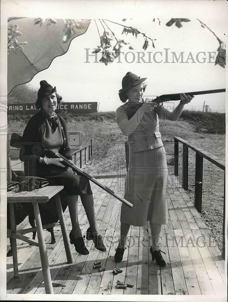 1938 Press Photo Socialite's Mrs. Henrietta Nesbitt and Ms. Norma Shea - Historic Images