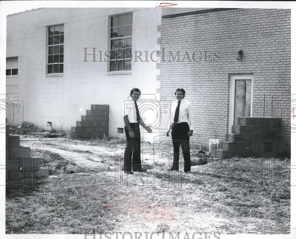 Press Photo Ground Breaking of Airco Welding Supply with Mgr. Louis Straizisar - Historic Images