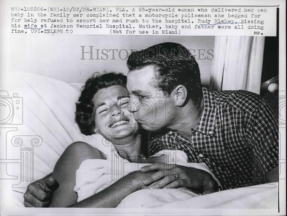 1959 Press Photo Rudy Blakely kissing his wife at Jackson Memorial Hospital - Historic Images