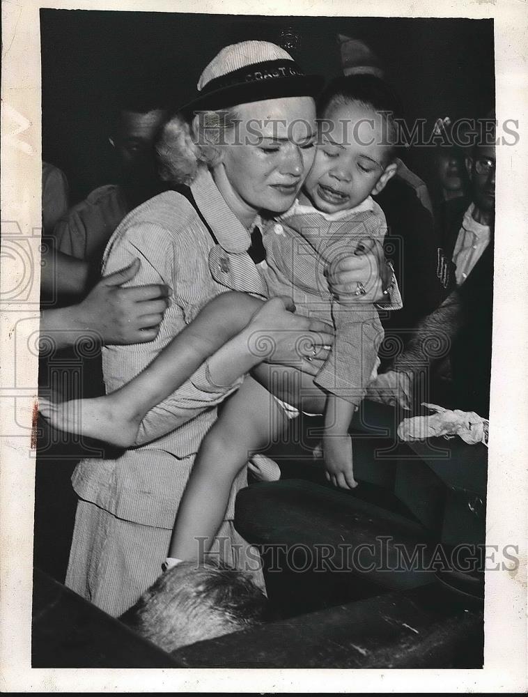 Press Photo Helen J. Merrill Helps Child Who Was Hurt In Turnstile In NYC Sub - Historic Images