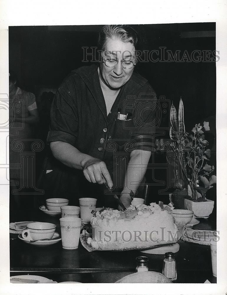 1943 Press Photo Miss Sadie De Vore at EG Rudd Manuf. Co luncheon - nea88338 - Historic Images