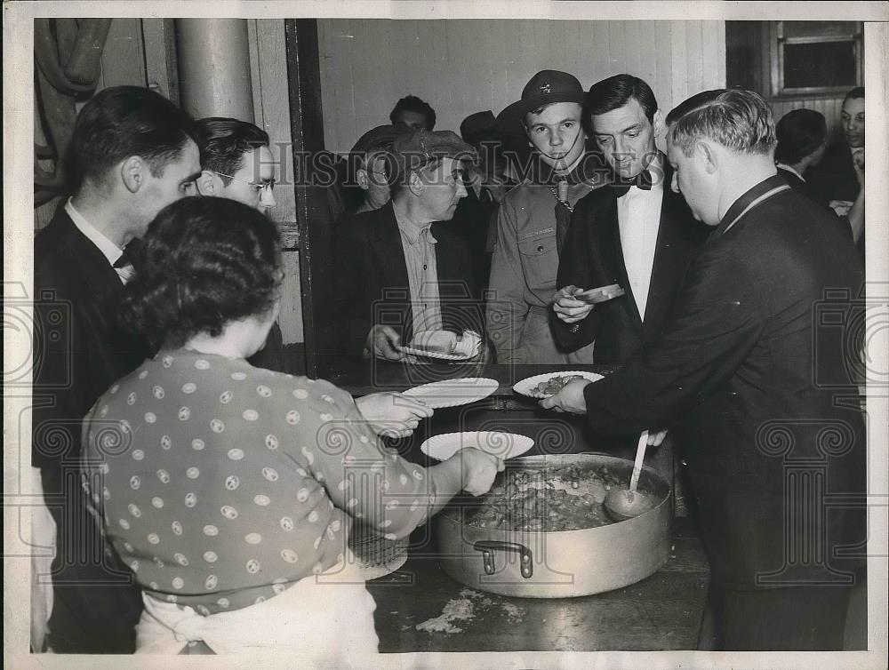 1938 Press Photo Hartford, Conn, flood refugees at a relief station - nea76963 - Historic Images