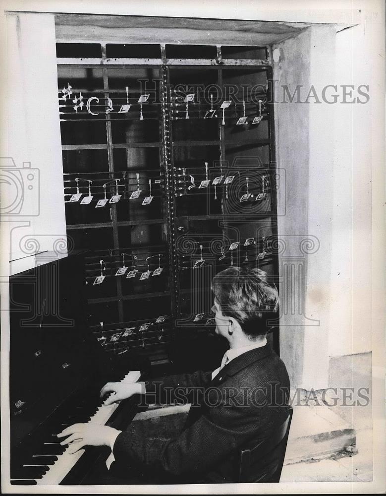 1959 Press Photo A Pianist in a restaurant in Bad Godesberg, Germany - nea76618 - Historic Images