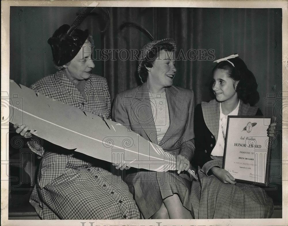1950 Press Photo East End Neighborhood House Residents with Honor Award - Historic Images
