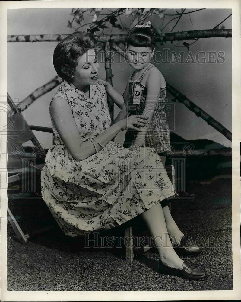 1958 Press Photo Insect Repellent Applied By Housewife - nea82460 - Historic Images