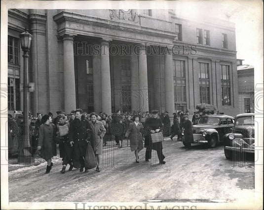 1944 Press Photo Haifax, Canadfa, men flock to join military for war service - Historic Images