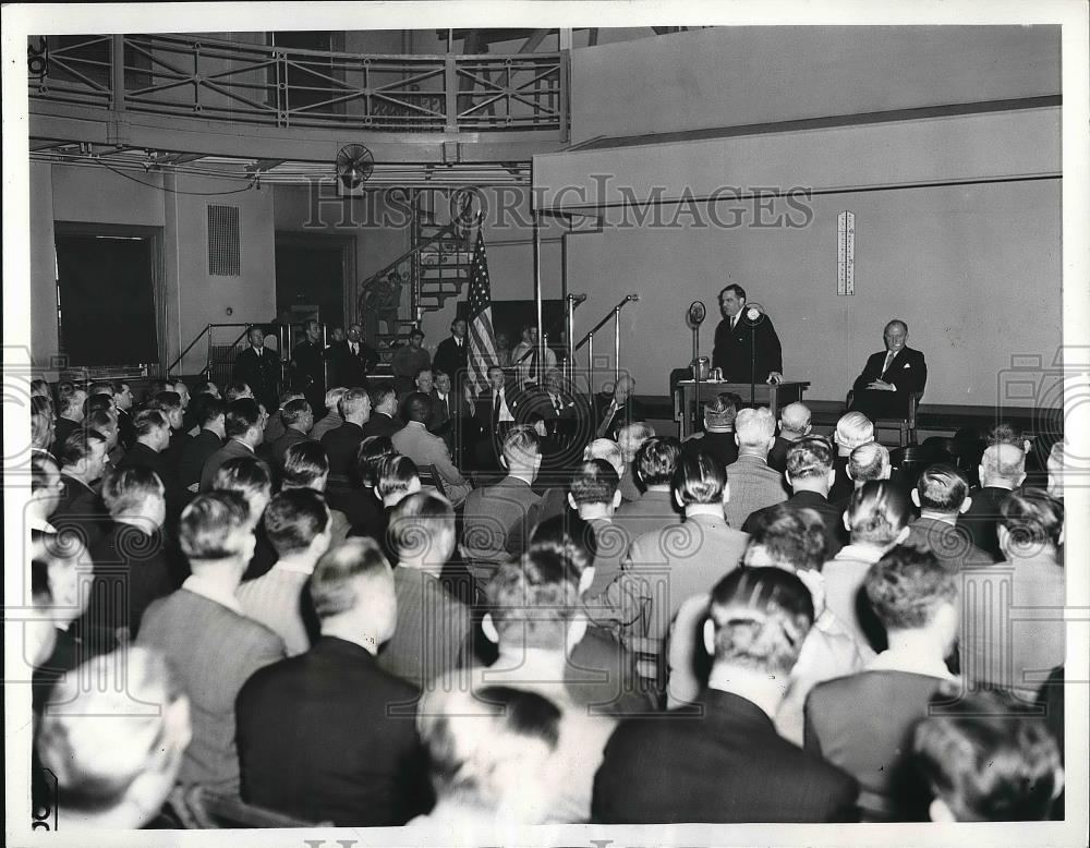 1951 Press Photo Mayor F.H. LaGaurdia New York City Detectives Police Commission - Historic Images